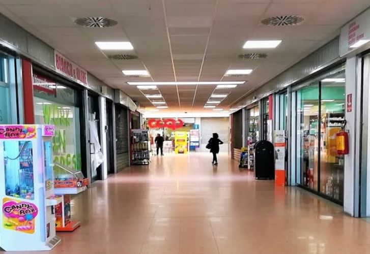 BRA - AMPIO LOCALE COMMERCIALE NEL SUPERMERCATO COOP