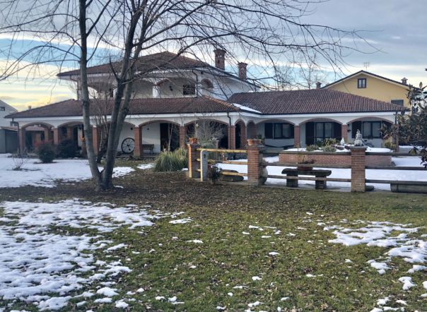 RUFFIA (CN) Prestigiosa villa di grandi dimensioni