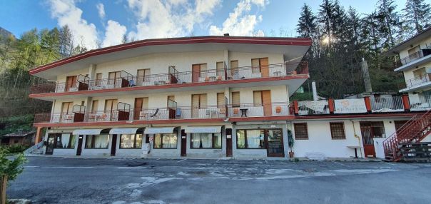  ENTRACQUE - ALBERGO DA RISTRUTTURARE PER OTTENERE DAI 10 AI 20 ALLOGGI  